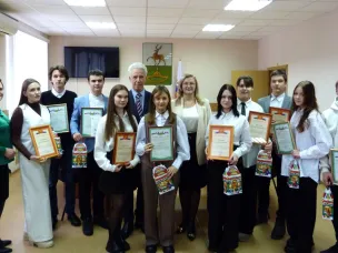 Традиционно в преддверии нового года одаренным школьникам вручили премии и подарки